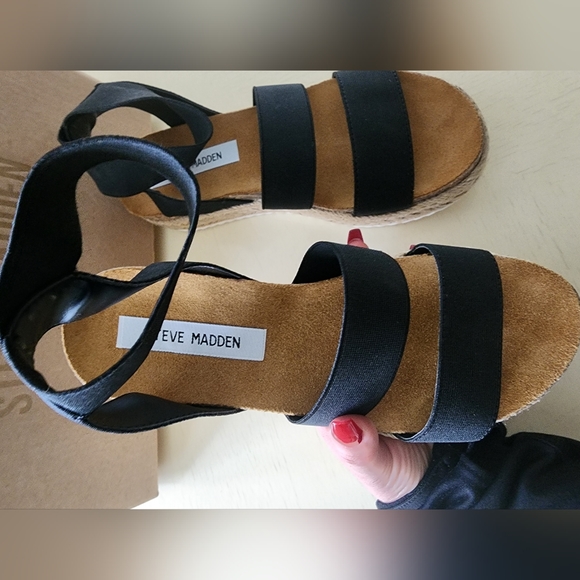 STEVE MADDEN STRAPPY SANDALS 🖤 - Picture 2 of 5